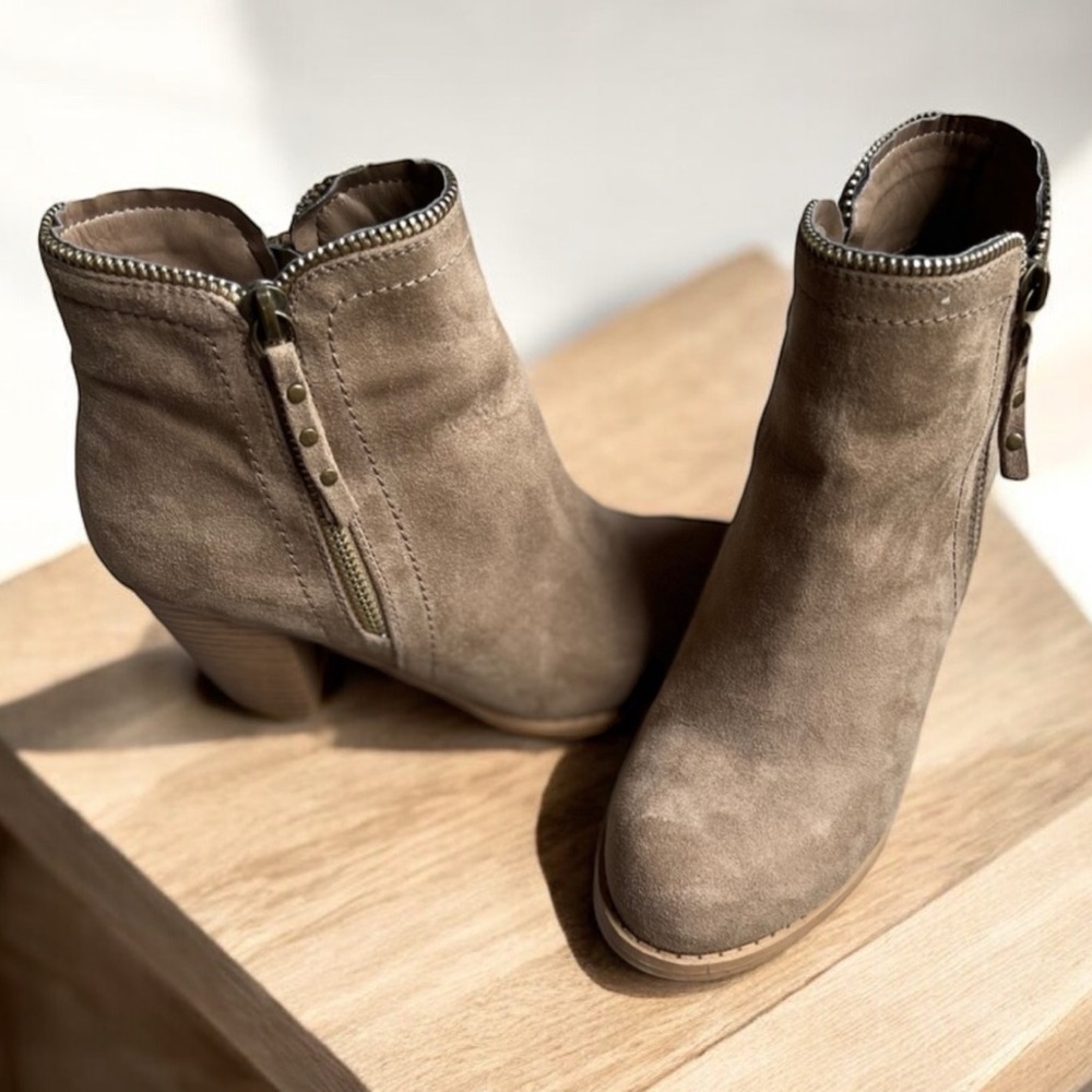 ⭐️ Just Fab size 5.5 booties. Gently worn.